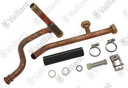 Vaillant Rohr mit verschiedenen Komponenten, darunter Rohrstück, Anschluss, Dichtungen und Edelstahlfilter, angeordnet auf hellem Hintergrund.